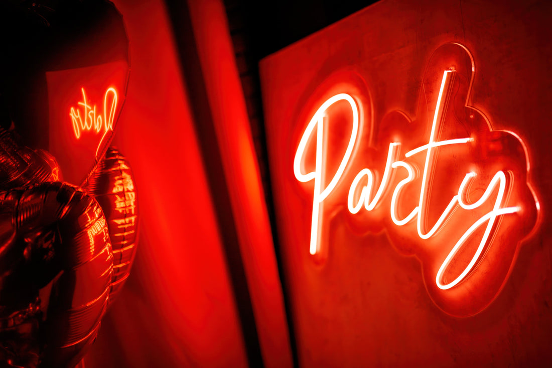 Girls’ Night / Boys’ Night Neon: Phrase Lists That Actually Look Cool in Neon